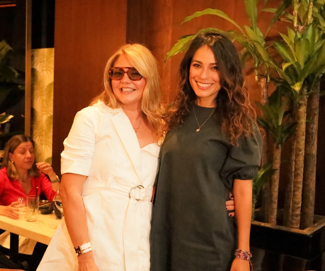 Paulina Ceballos, manager, y la presentadora, Alexandra Santos.