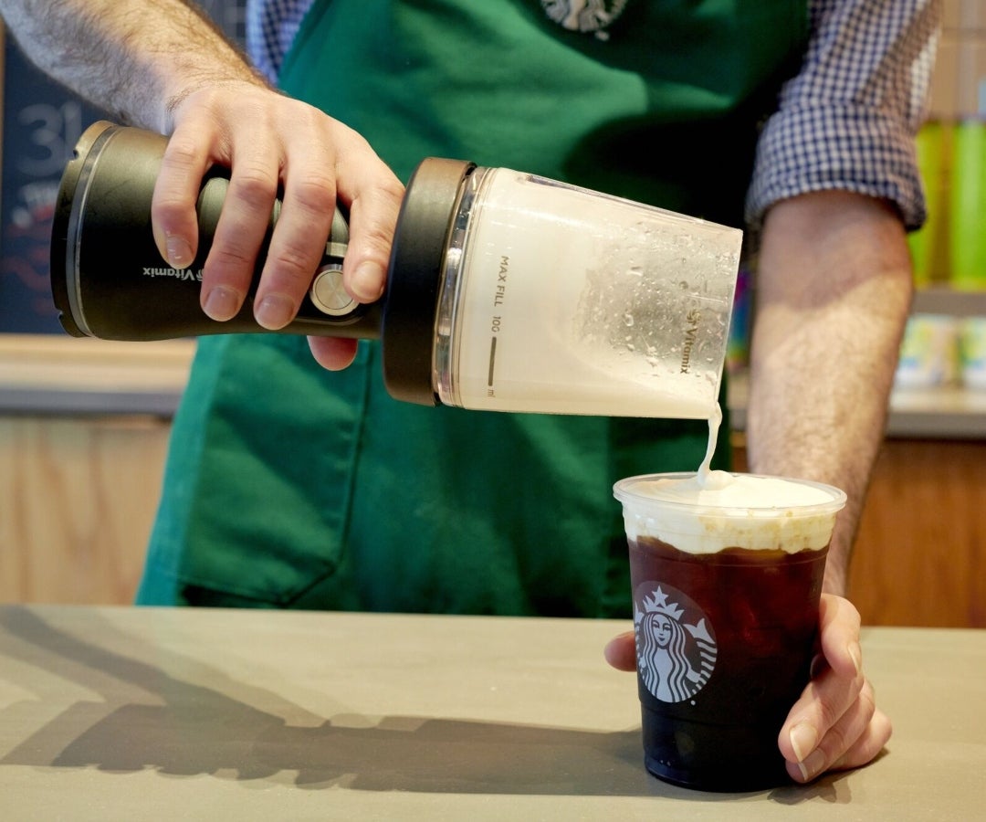 Los clientes y trabajadores de Starbucks están furiosos por la reducción del personal