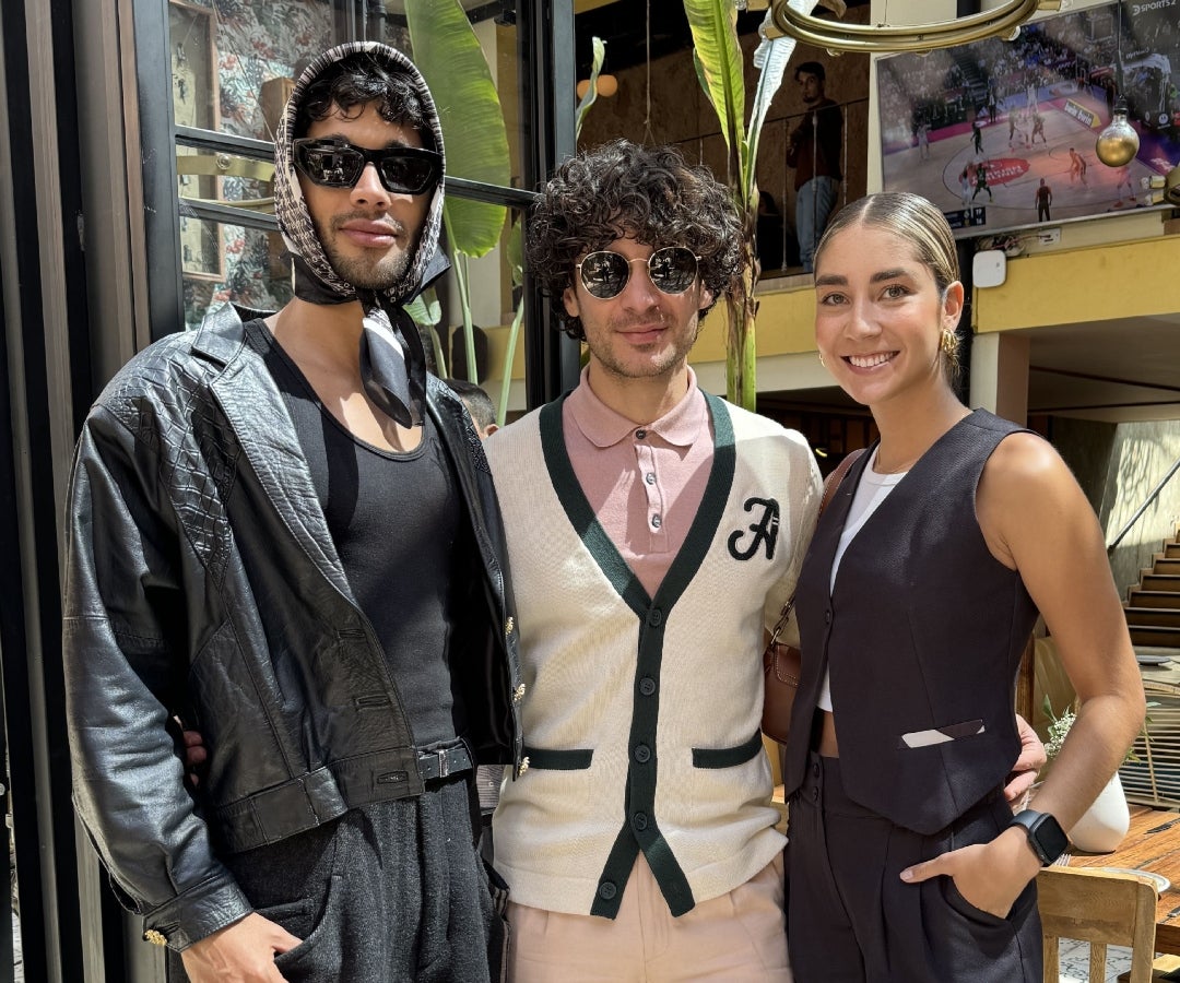 Felipe Jaramillo, modelo; René Urrea, cofundador de Manly Week; y la modelo, Gabriela Merchán.