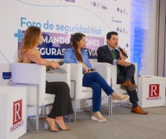 Luz Ángela Girón, directora de política sectorial de la Secretaría de Transporte y Movilidad de Cundinamarca, y William Vallejo, director técnico de Infraestructura y Vehículos de la Ansv