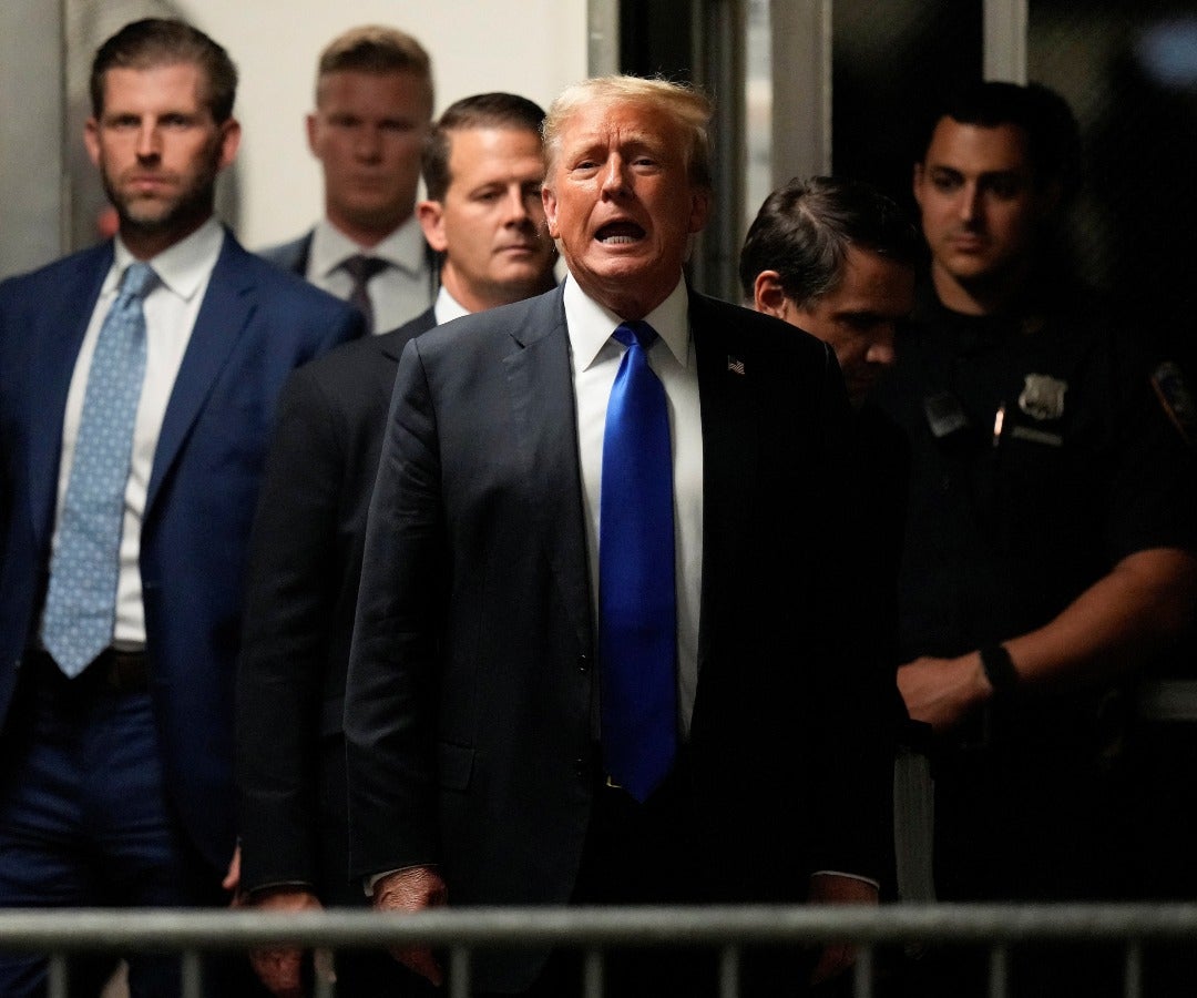El expresidente Donald Trump durante la salida del Tribunal que lleva su caso en Nueva York.