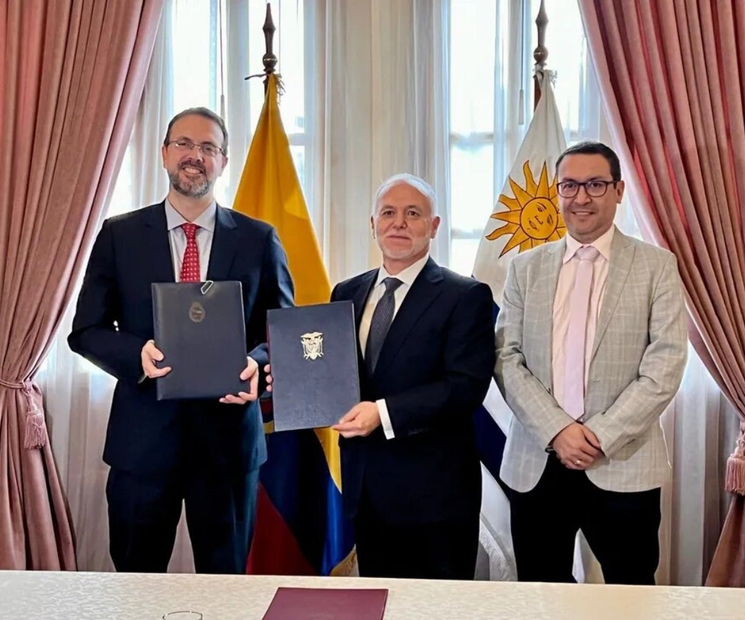 Firma de convenio de servicios aéreos entre Uruguay y Ecuador