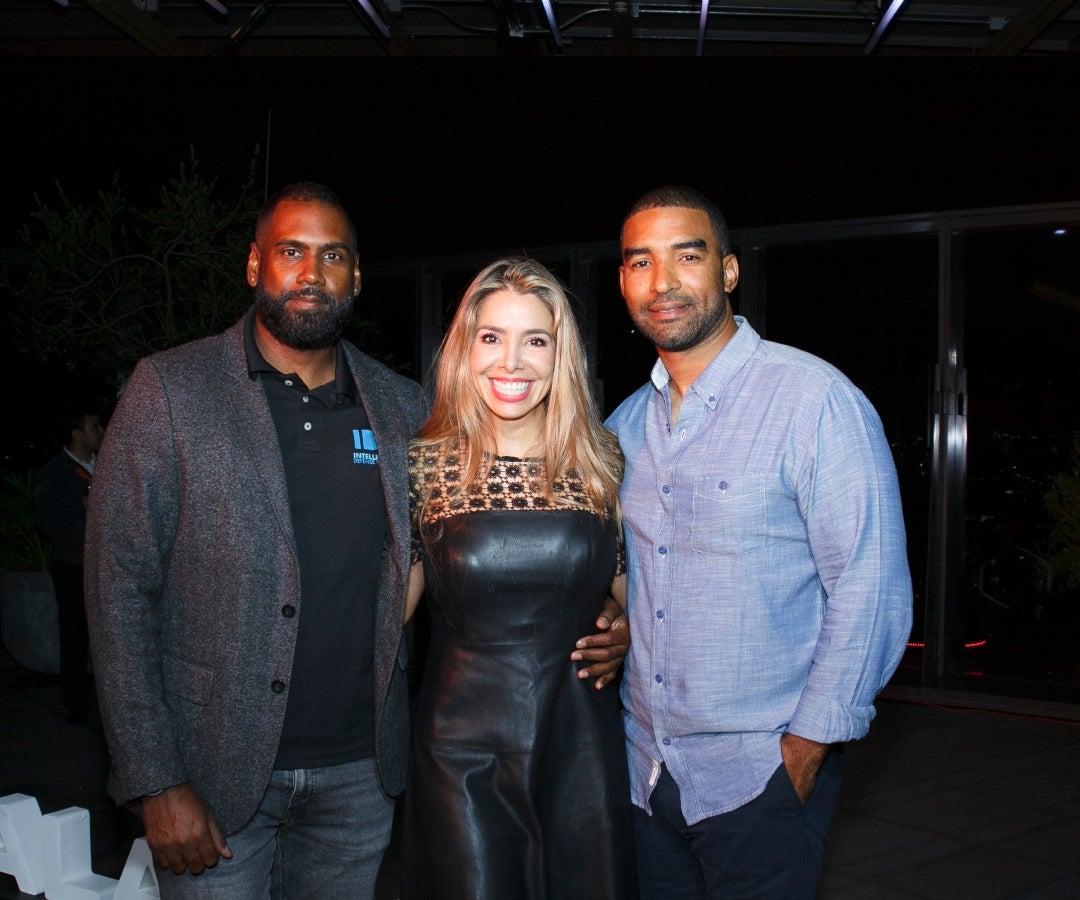 Jason John, CEO en Intelligent Defense Sisteme; Jacqueline Idunate, International Program Manager en Alarm.com; y Mario Vian, CEO en Pap Security Services.