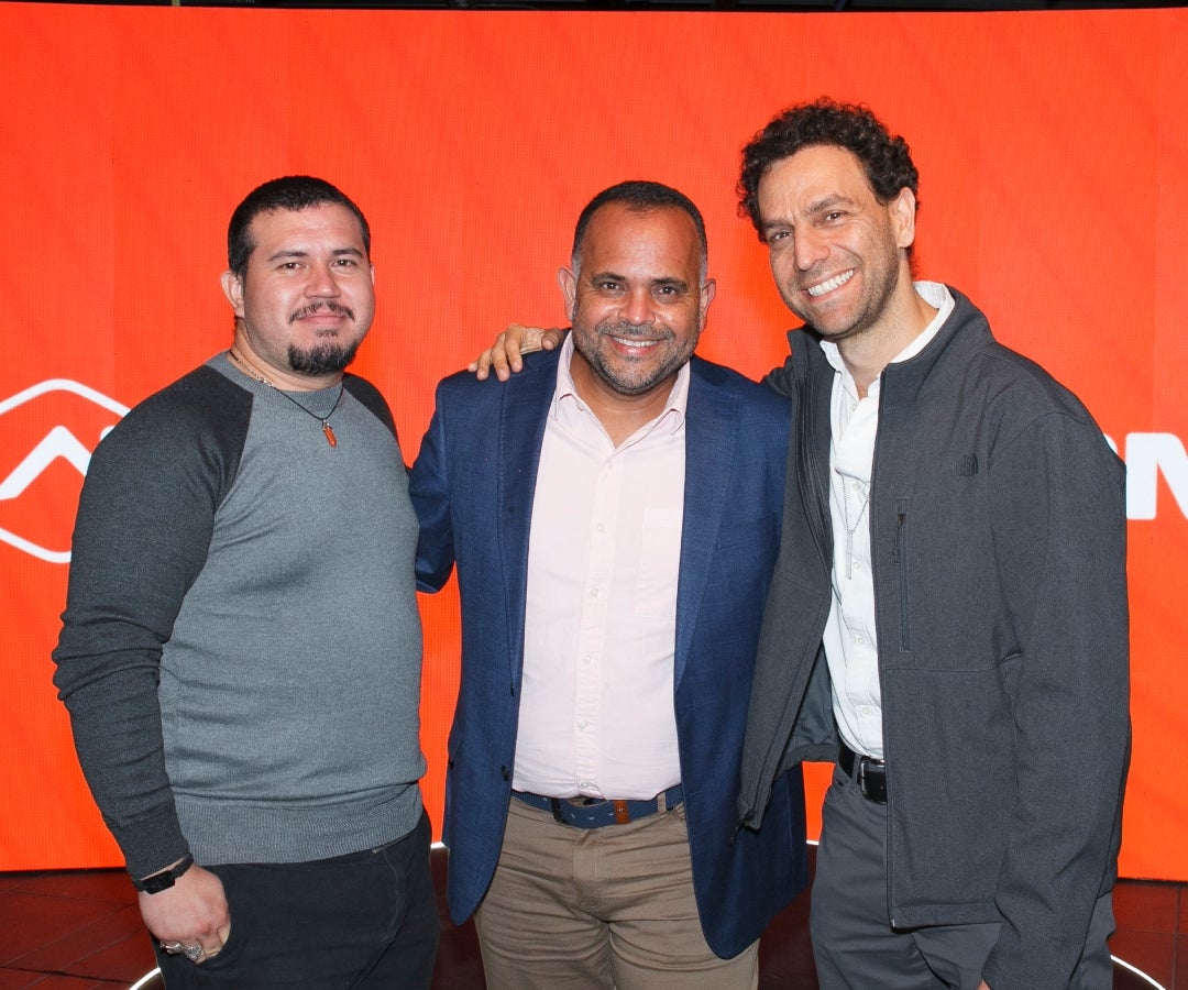 Mario Mendes, ingeniero en Emapro CR; Roger Artavia, CEO en Emapro CR; y Arieh Richter, CEO en Seguritronic CR.