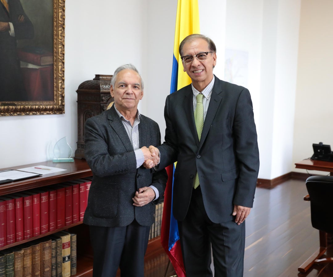 El ministro de Hacienda, Ricardo Bonilla, junto a Jairo Villabona en la posesión