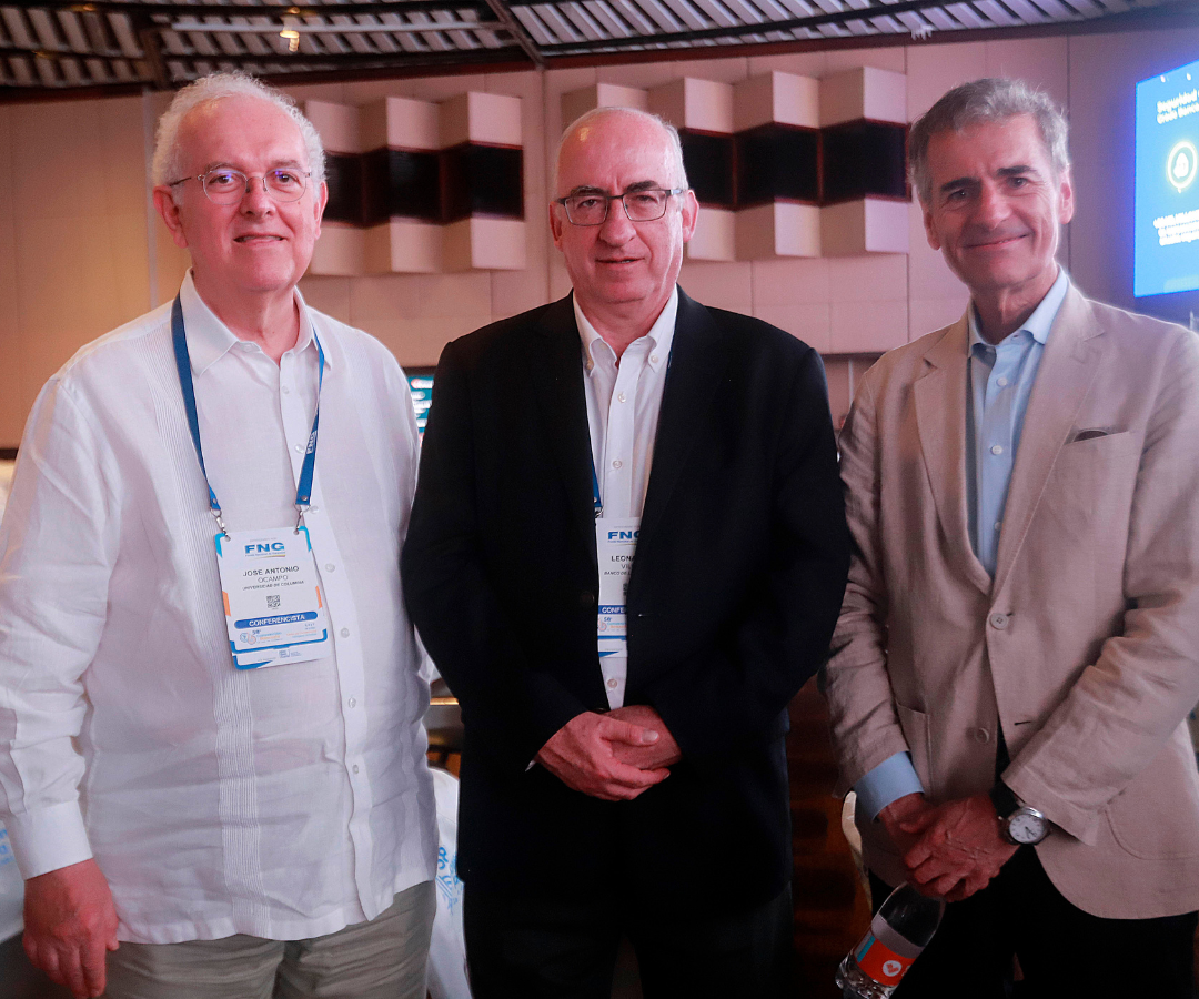 José Ocampo, exministro de Hacienda; Leonardo Villar, gerente general del Banco de la República; y Andrés Velasco, decano de la Escuela de Políticas Públicas de London School of Economics.