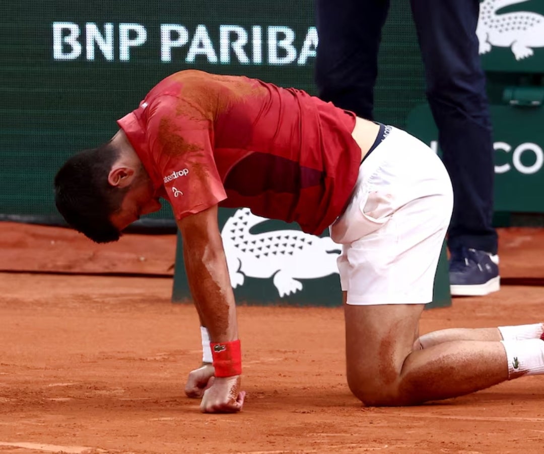 El serbio Novak Djokovic reacciona tras caerse durante su partido de cuarta ronda contra el argentino Francisco Cerundolo.
