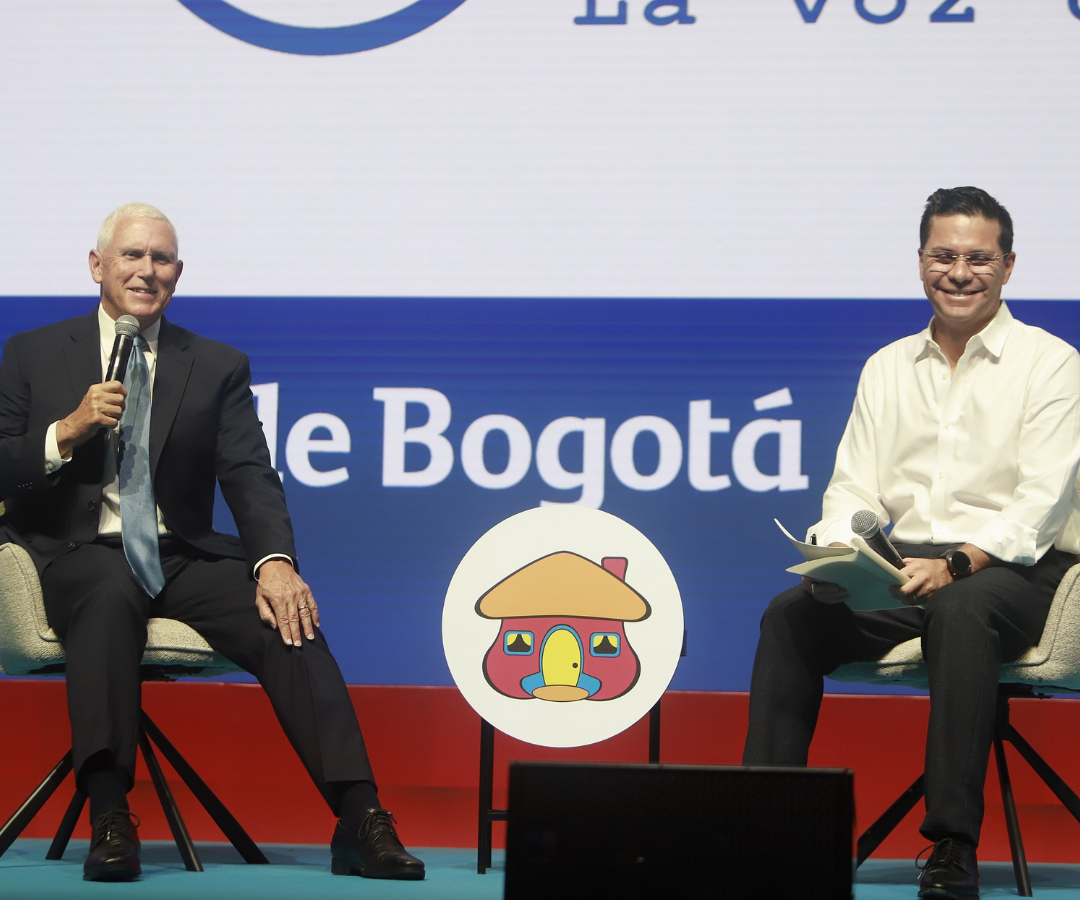 Mike Pence, exvicepresidente de Estados Unidos, con Luis Carlos Vélez, director de La FM de RCN