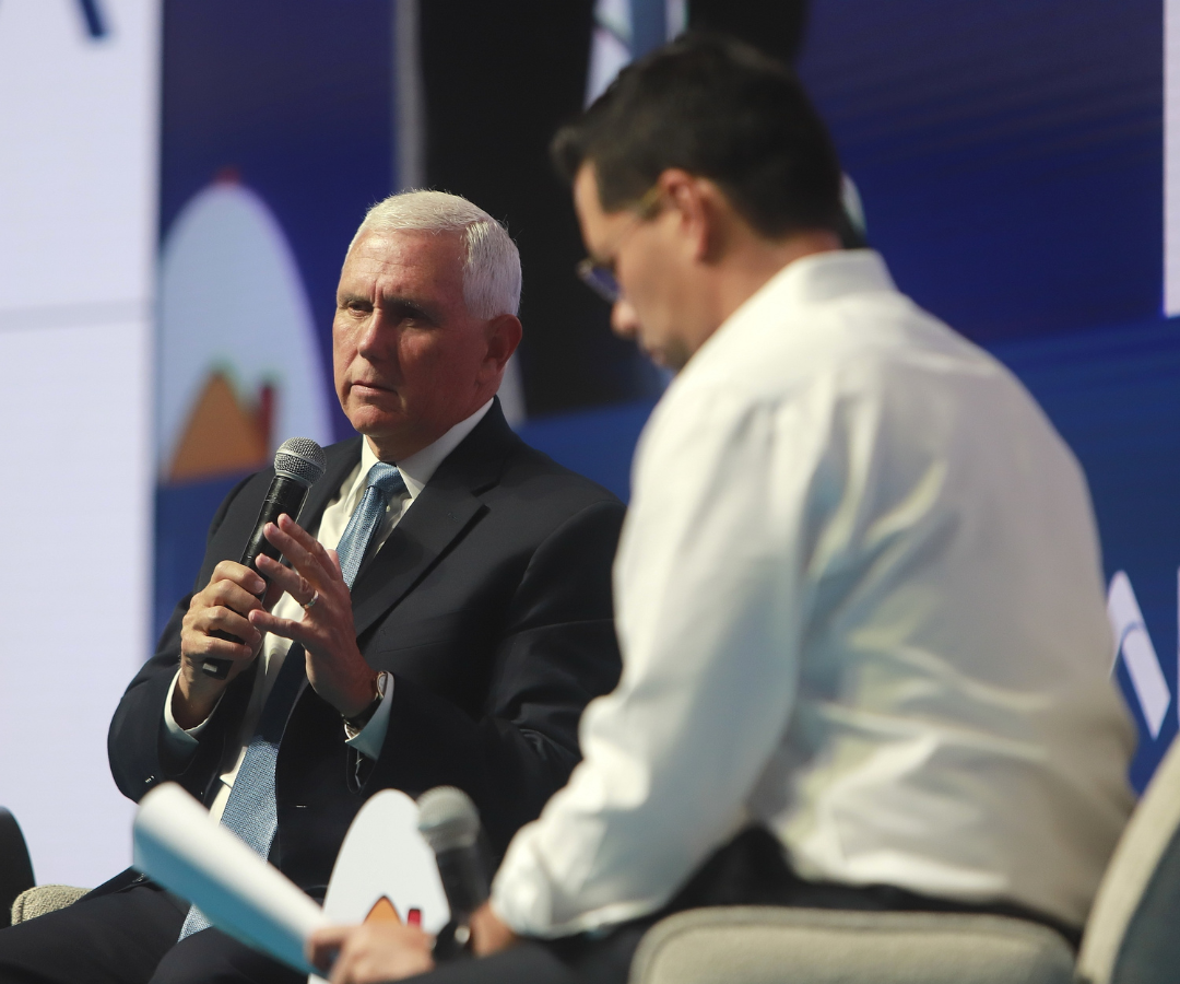 Mike Pence, exvicepresidente de Estados Unidos, con Luis Carlos Vélez, director de La FM de RCN