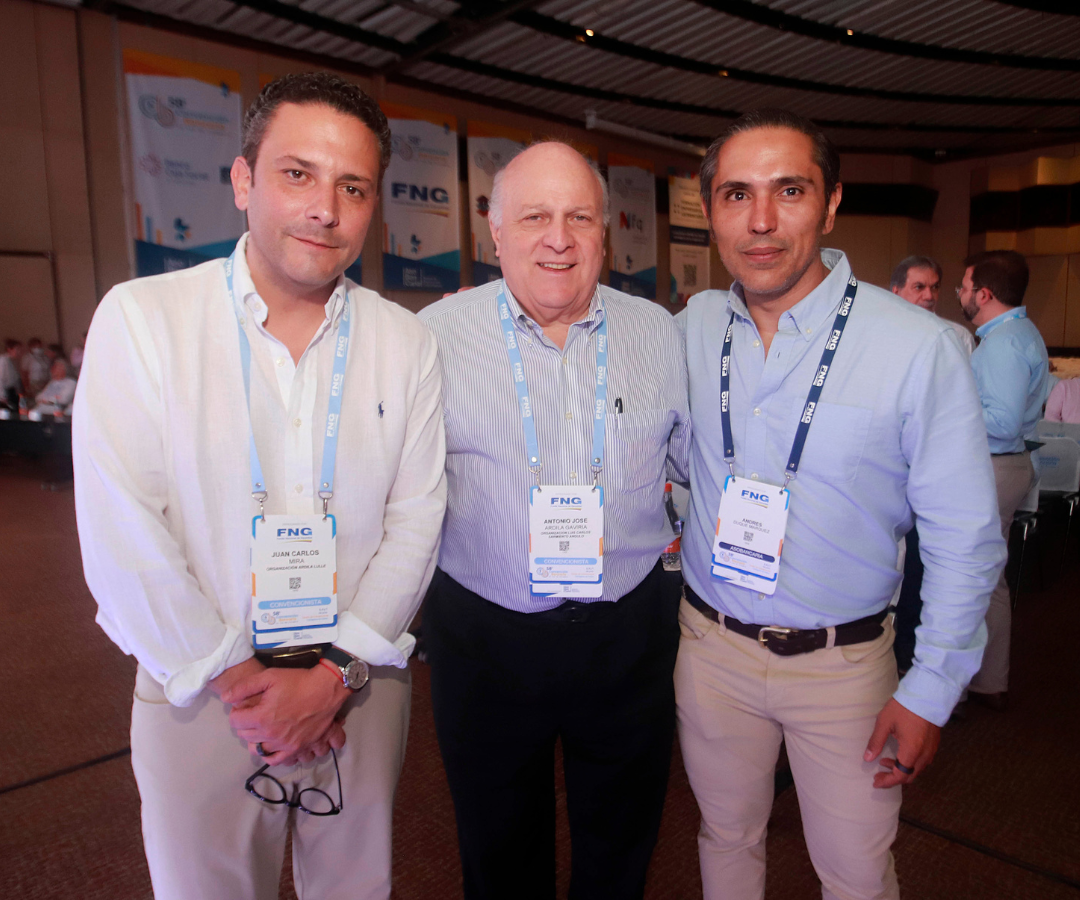 Juan Carlos Mira, vicepresidente de Relaciones Corporativas de la Organización Ardila Lülle; Antonio José Ardila, directivo de la Organización Ardila Lülle; y Andrés Duque Márquez.