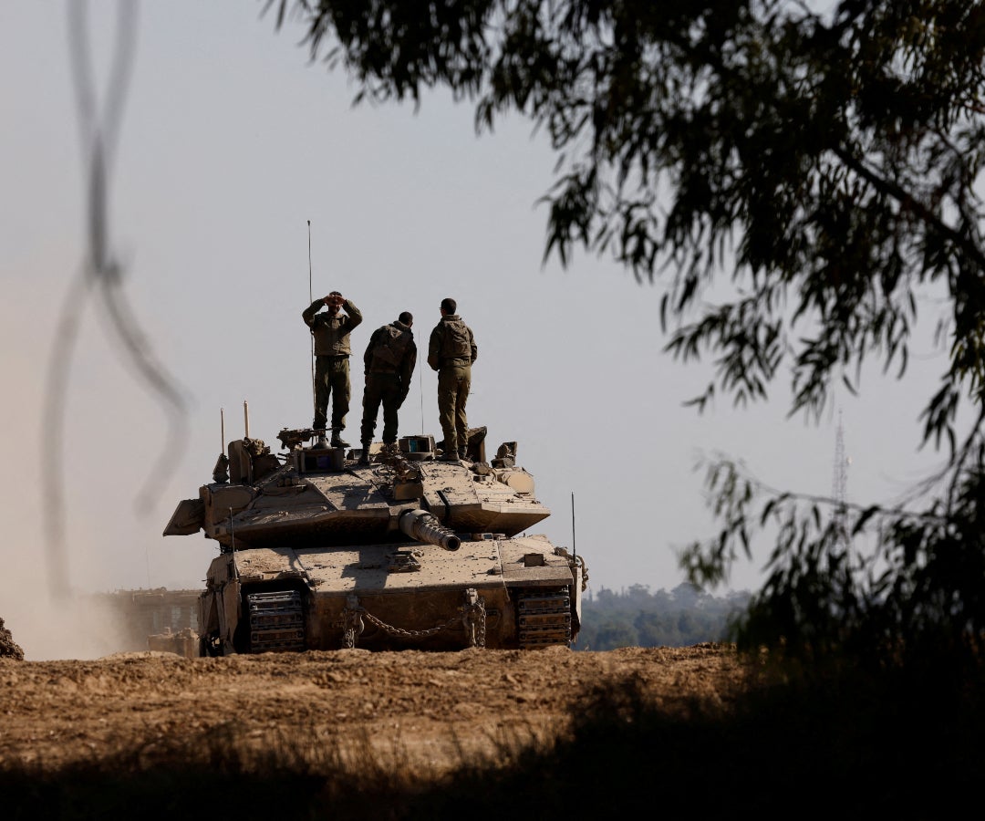 Vista de un tanque israelí en el campo de guerra