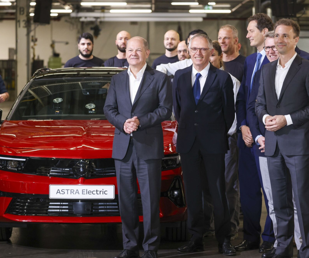 Olaf Scholz, con Carlos Tavares y Florian Huettl, en la planta de Opel Russelsheim en Russelsheim, Alemania