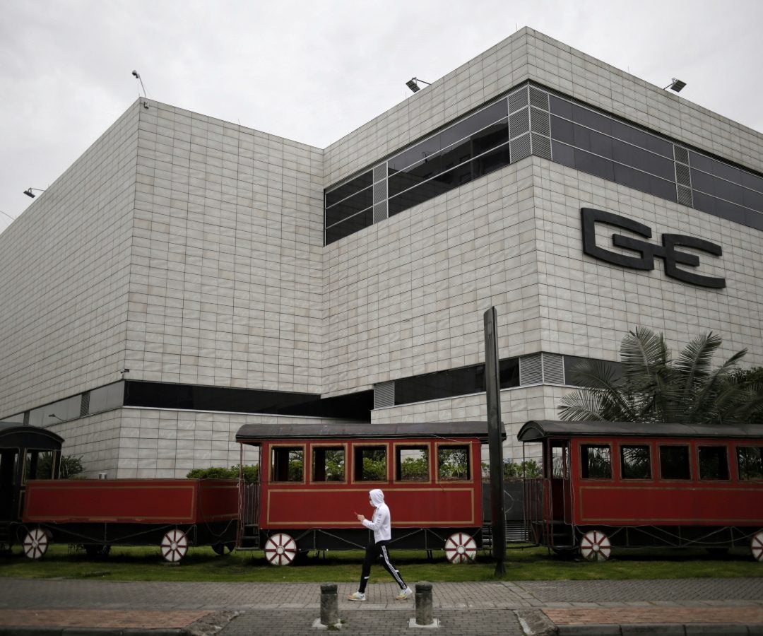 Las personan aseguran que el paquete está en el segundo piso, al lado de un almacén D1.