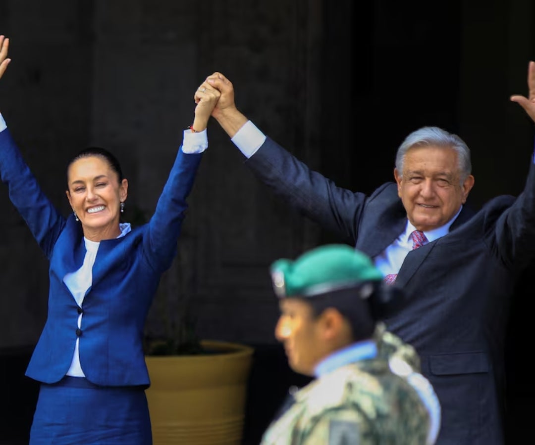 La presidenta electa de México, Claudia Sheinbaum, se da la mano con el presidente de México, Andrés Manuel López Obrador, a su llegada a Palacio Nacional para ofrecer una rueda de prensa.