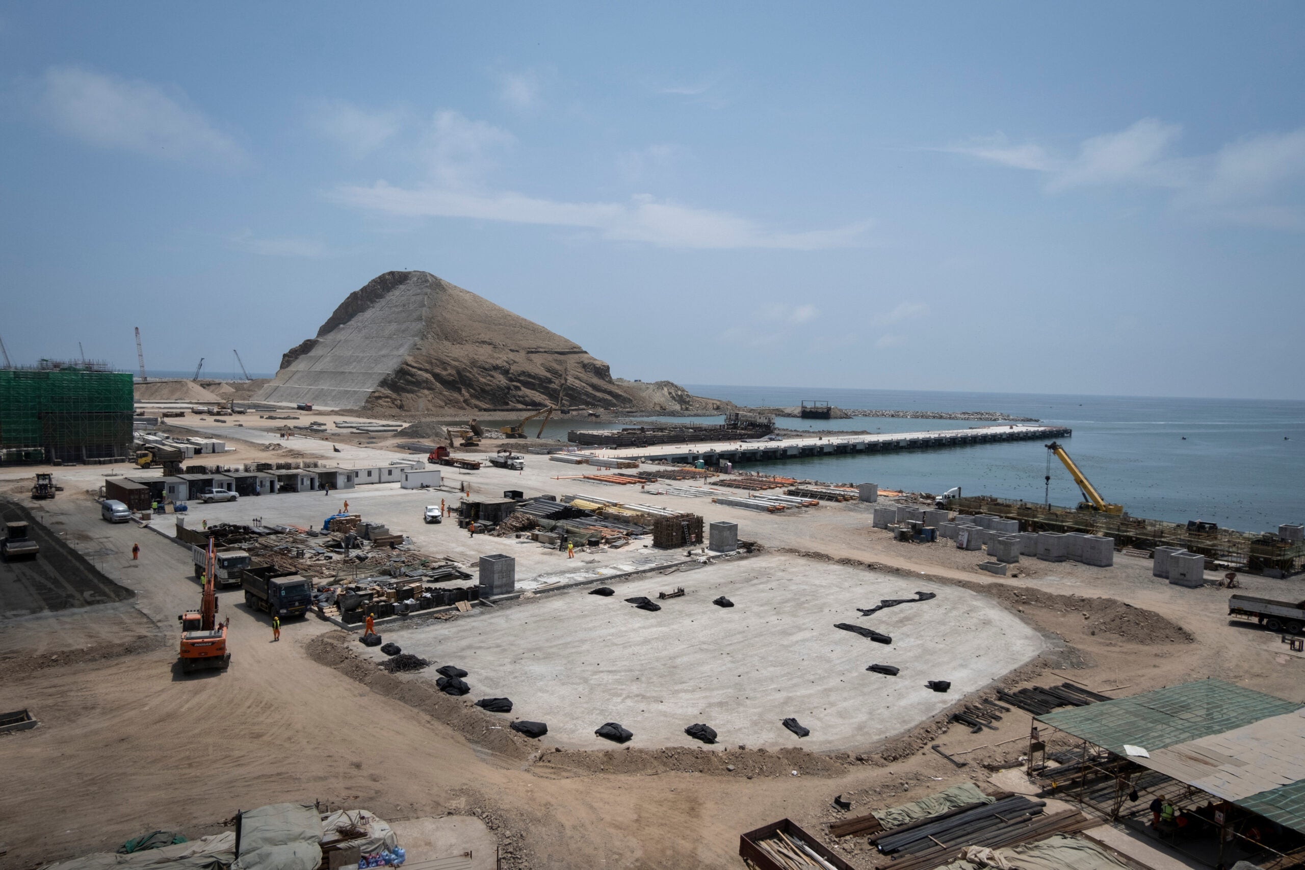 Una zona de muelle recién construida en el sitio de construcción del puerto