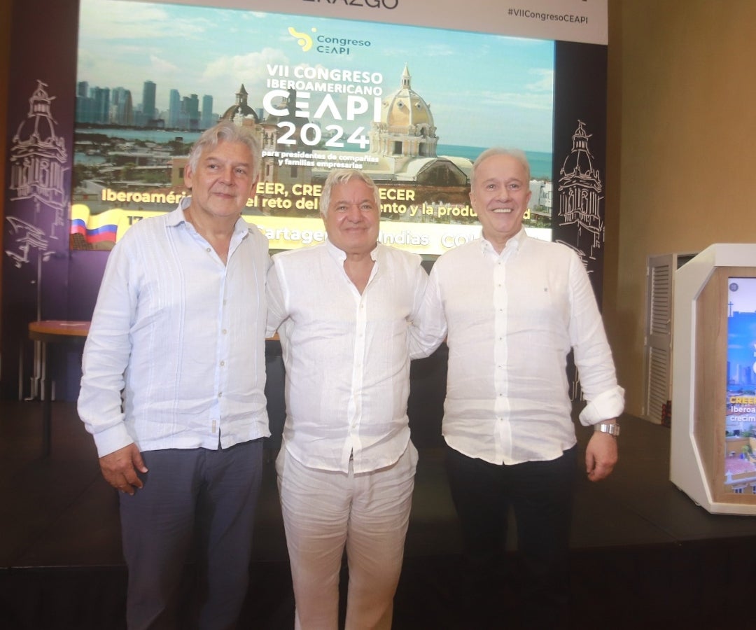 Jaime Alberto Cabal, presidente de Fenalco; Jean Claude Bessudo, presidente de Aviatur; y Omar González, presidente del Consejo Colombiano de Ceapi y presidente del Grupo Trinity.