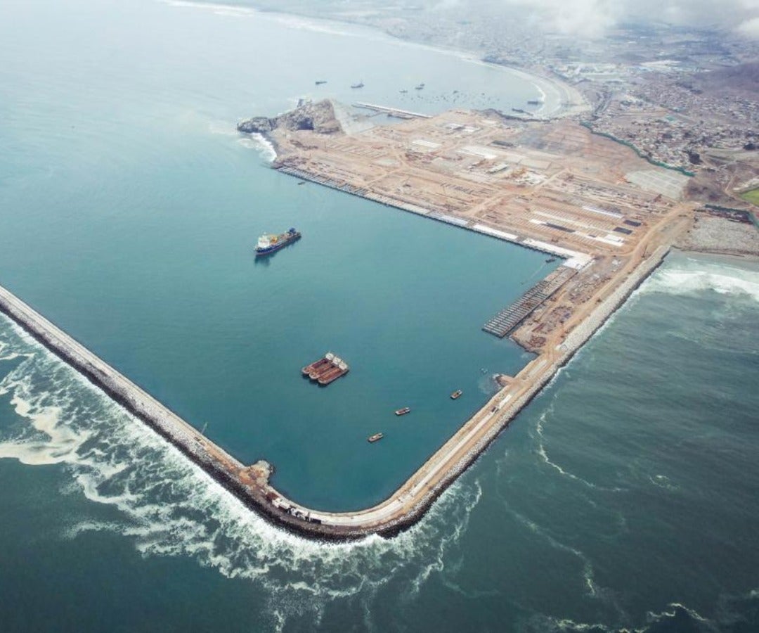 El puerto de Chancay está diseñado para recibir mega buques portacontenedores, facilitando el comercio internacional entre Asia y América Latina.