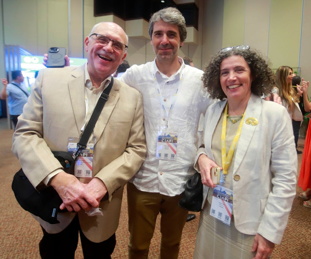 De Bantotal: Mariano De Larolla, presidente de Bantotal, Pablo López, CEO; y Rosario Pontell, jefe de Relaciones Públicas.