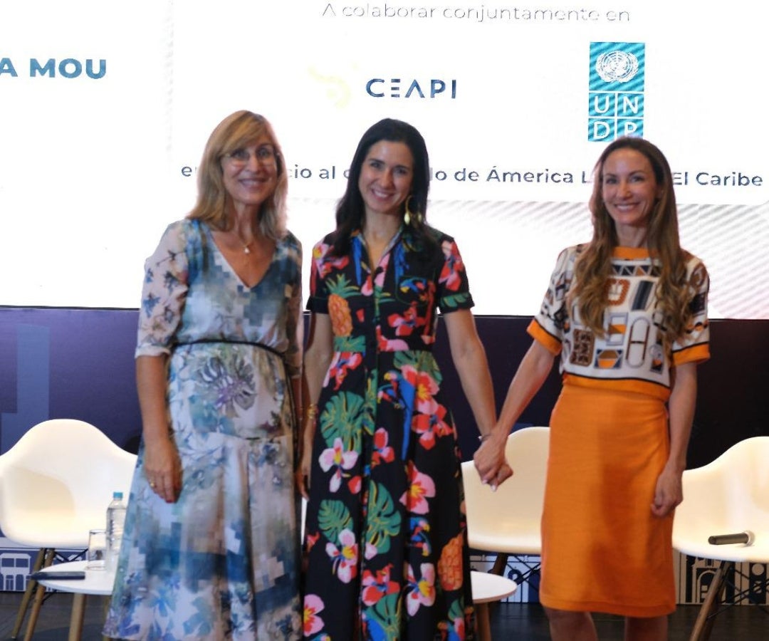 Nuria Vilanova, presidenta de Ceapi; Michelle Muschett, directora para América Latina y el Caribe del Pnud; y Telma Ortiz, directora de Globalización en Ceapi.