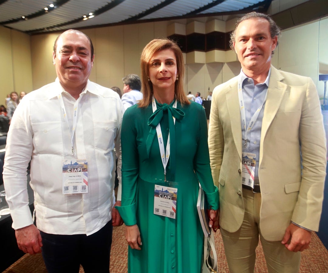 Diego de Moya, presidente de Moya Construcciones; Patricia De Moya, editora en Jefe de Revista Mercado; y Juan Tomás Díaz, presidente Grupo United Petroleum.