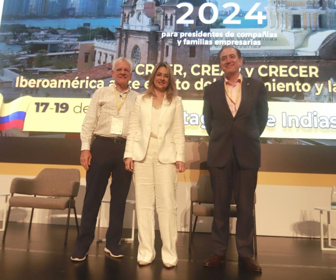 Stanley Motta, presidente de Copa Holdings; Vicky Dávila, directora de la Revista Semana; y Antonio Huertas, presidente en Mapfre.