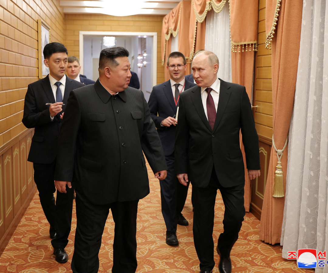 El presidente ruso, Vladímir Putin, conversa con el líder norcoreano, Kim Jong Un, durante su visita a Pyongyang (Corea del Norte), en esta imagen difundida por la Agencia Central de Noticias de Corea.
