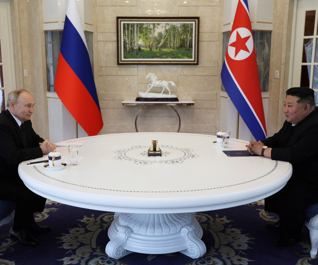 El presidente de Rusia, Vladimir Putin, y el líder de Corea del Norte, Kim Jong Un, asisten a una reunión en Pyongyang, Corea del Norte.
