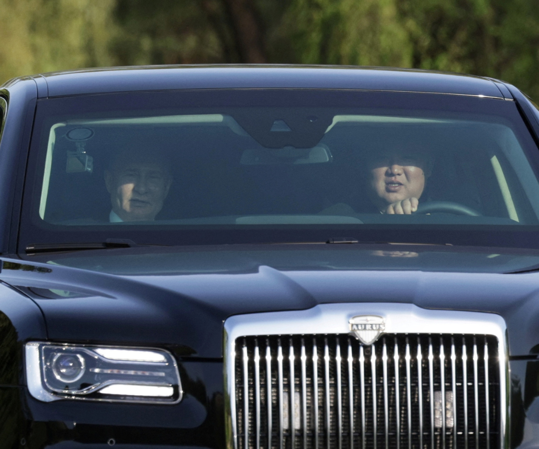 El presidente de Rusia, Vladímir Putin, y el líder de Corea del Norte, Kim Jong Un, viajan en un coche Aurus en Pyongyang, Corea del Norte, el 19 de junio de 2024.