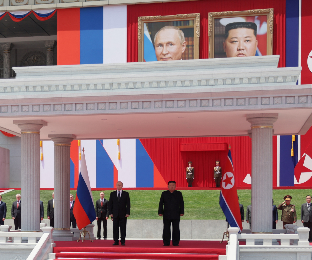 El presidente de Rusia, Vladimir Putin, y el líder de Corea del Norte, Kim Jong Un, asisten a una ceremonia oficial de bienvenida en la plaza Kim Il Sung de Pyongyang (Corea del Norte).