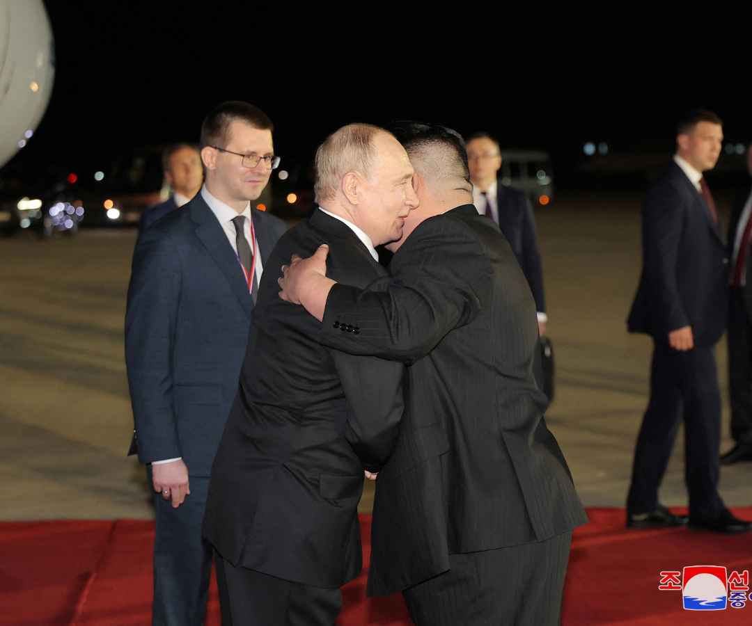El presidente ruso, Vladímir Putin, abraza al líder norcoreano, Kim Jong Un, a su llegada a un aeropuerto de Pyongyang (Corea del Norte), en esta imagen difundida por la Agencia Central de Noticias Coreana.