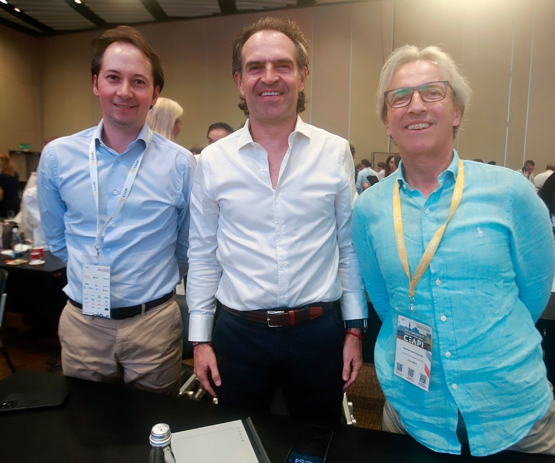 Camilo Bueno, socio en Kpmg; Federico Gutíerrez, alcalde de Medellín; y Eduardo Ávila, embajador de Colombia en España.