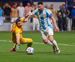 El delantero argentino Lionel Messi (10) intenta marcar ante el portero canadiense Maxime Crepeau (16) durante la segunda parte en el Mercedez-Benz Stadium. El delantero argentino Lionel Messi (10) intenta marcar ante el portero canadiense Maxime Crepeau (16) durante la segunda parte en el Mercedez-Benz Stadium.