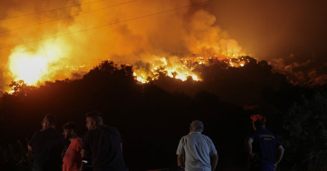 Grecia combate los incendios forestales que son avivados por vientos  huracanados