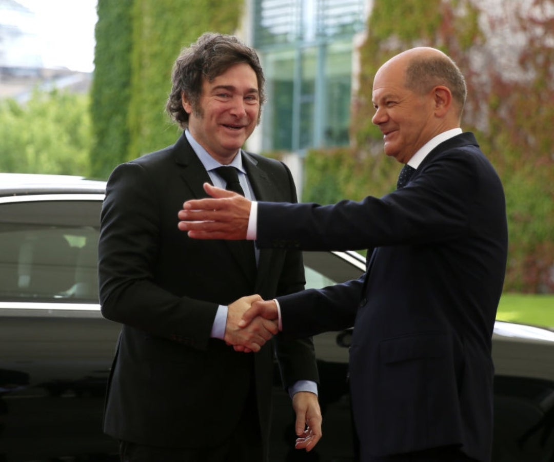 Olaf Scholz saluda a Javier Milei a su llegada a Berlín el 23 de junio.