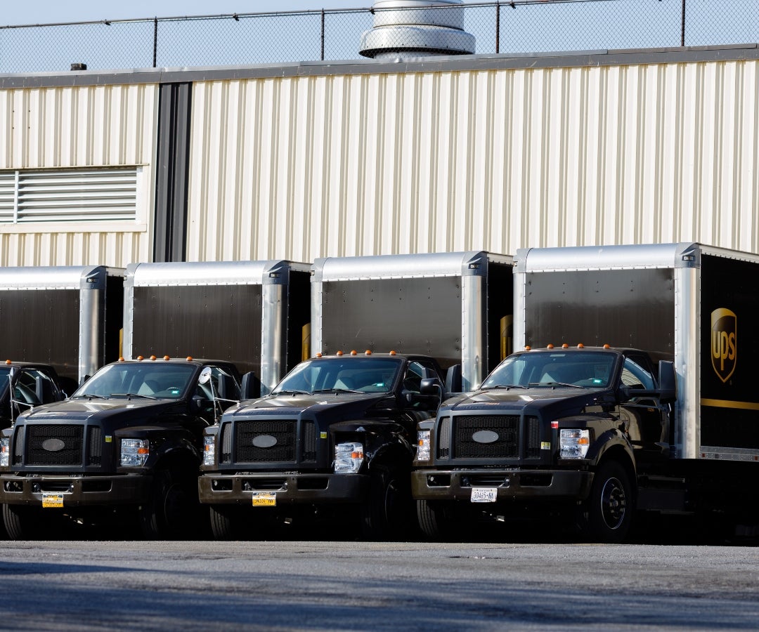 Camiones de reparto estacionados afuera de un centro de UPS en el distrito de Brooklyn de Nueva York, EE. UU.