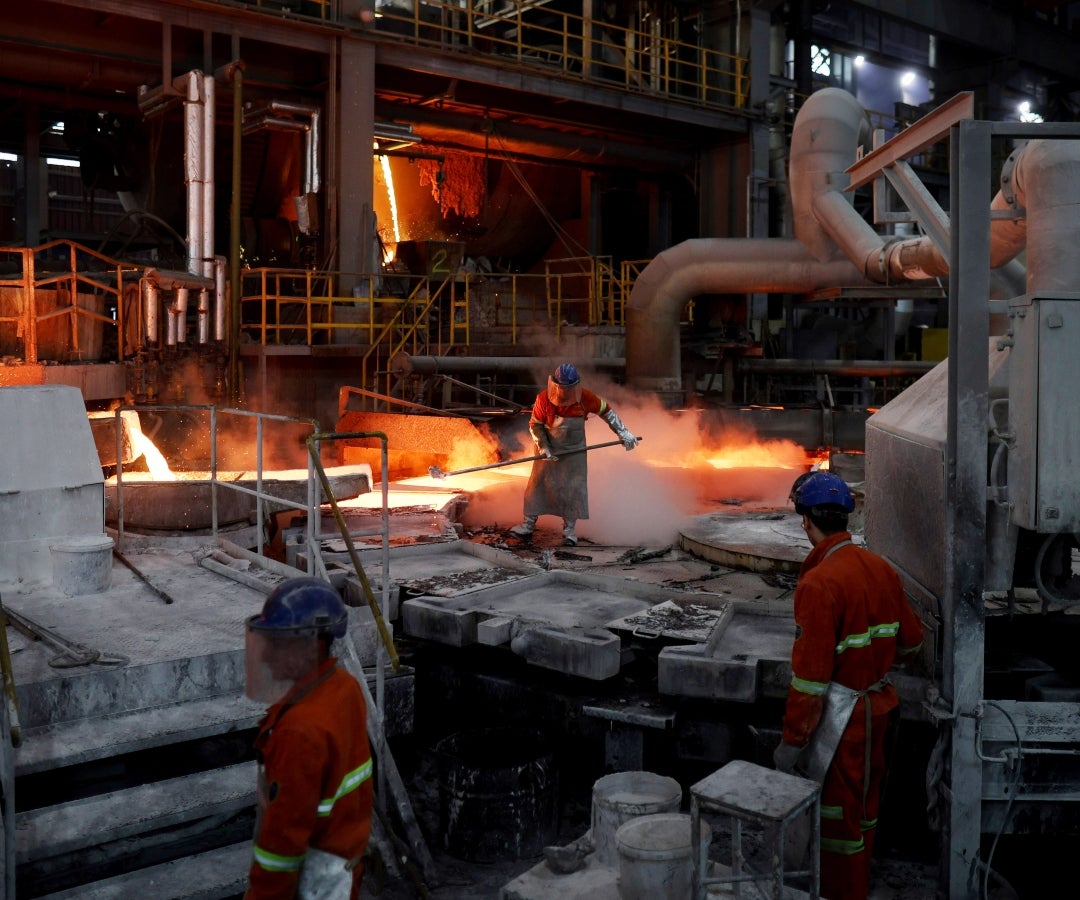 Trabajadores de la fundición de la planta ZiJIn Serbia Copper en Bor, Serbia
