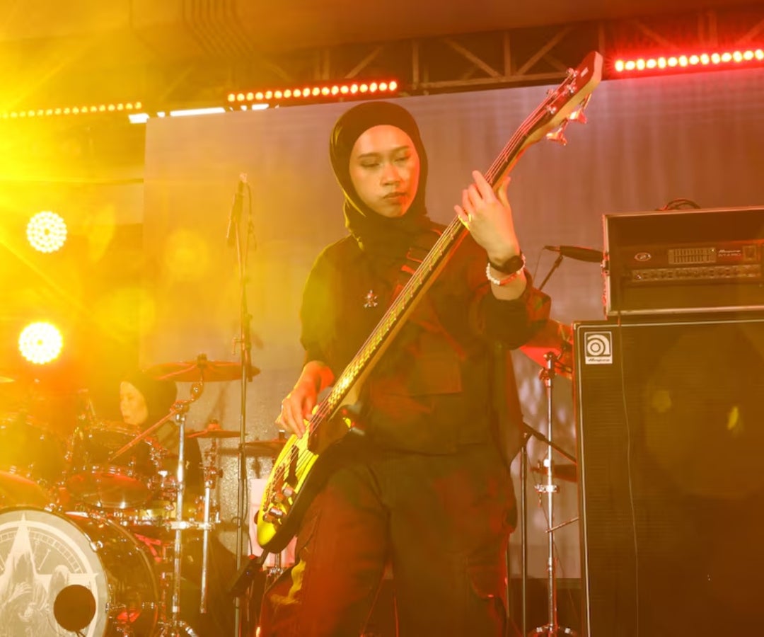 Widi, bajista de la banda Voice of Baceprot, actúa en Soundsfest Experience en Yakarta, Indonesia.