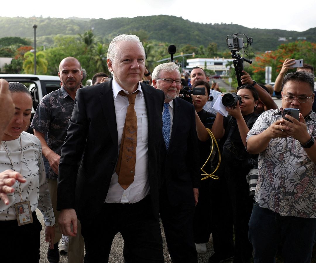 El fundador de WikiLeaks, Julian Assange, comparece ante un tribunal de distrito estadounidense en Saipán