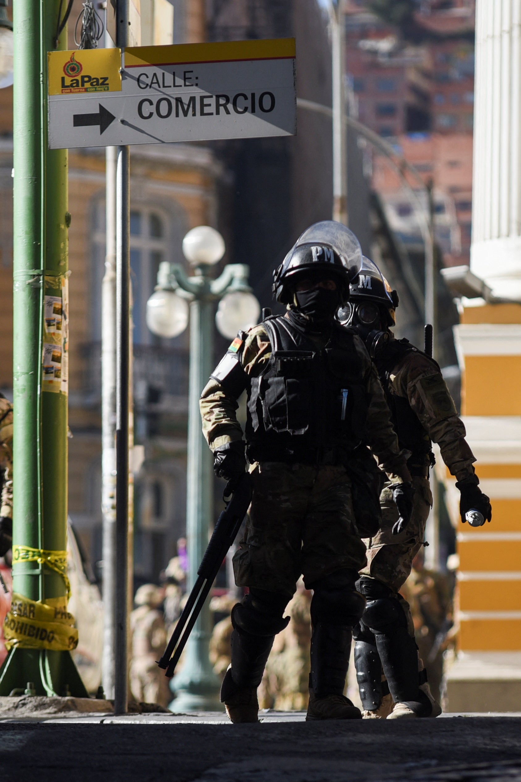 Miembros de las Fuerzas Armadas se movilizan en la plaza central de La Paz, Bolivia