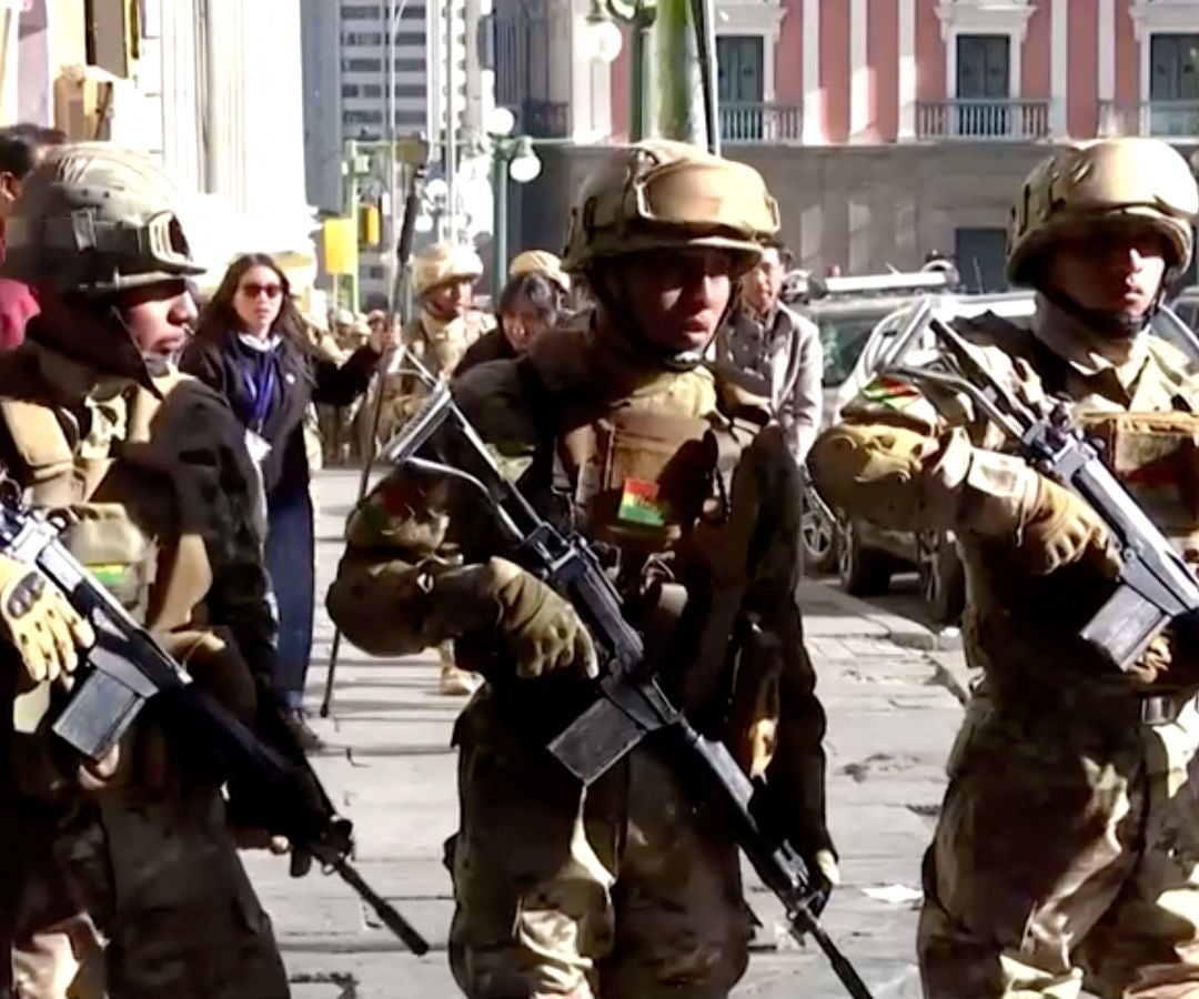 Las Fuerzas Armadas de Bolivia se movilizan mientras el presidente Arce "denuncia la movilización irregular", en La Paz