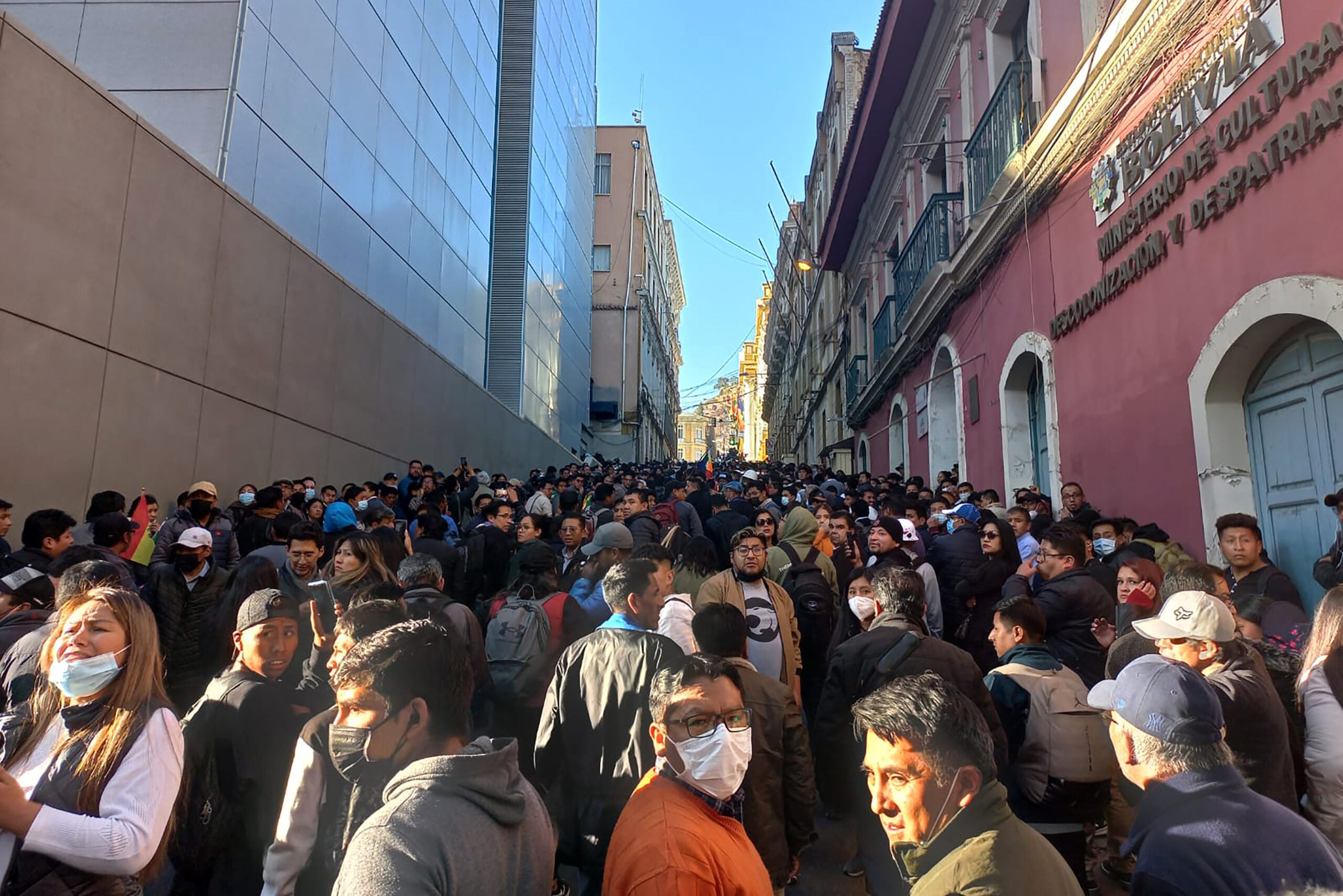 Los residentes se alinean en la calle después de un intento de golpe de Estado cerca de la Plaza Murillo en La Paz, Bolivia, el miércoles 26 de junio de 2024