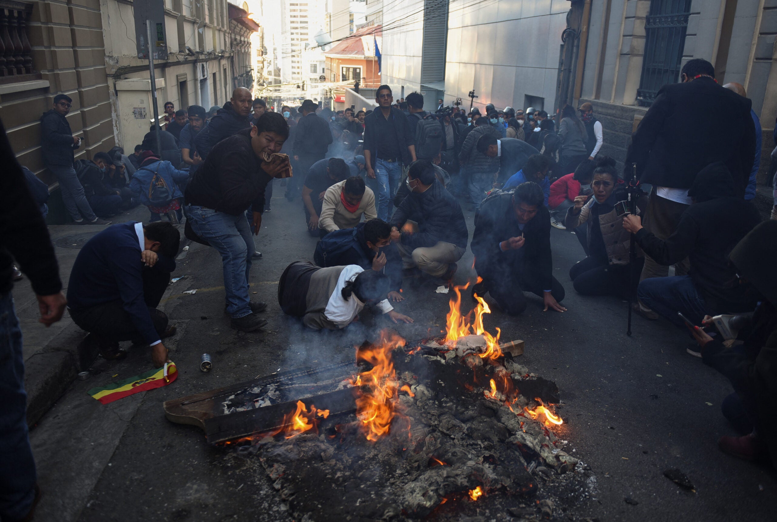 Manifestantes se tumban frente a miembros del ejército boliviano mientras el presidente de Bolivia, Luis Arce, "denunciaba la movilización irregular" de algunas unidades del ejército del país en La Paz, Bolivia, 26 de junio de 2024