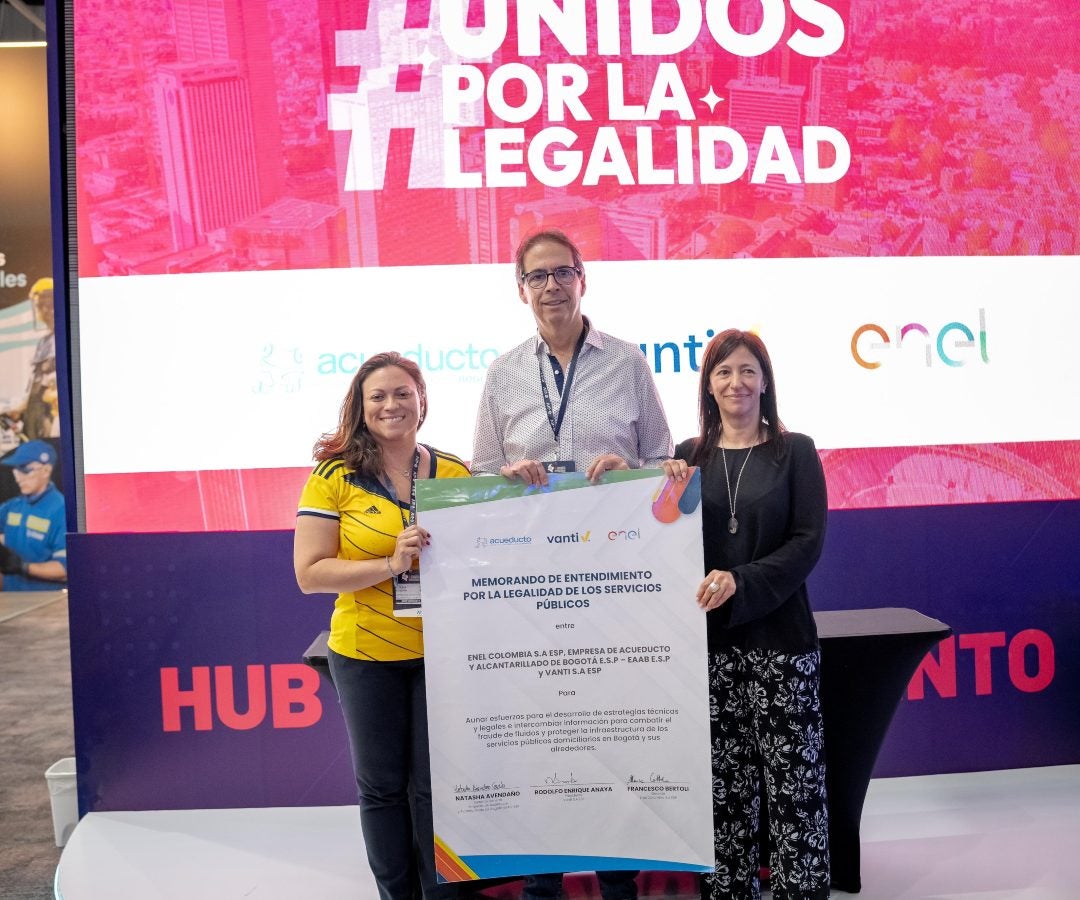 Natasha Avendaño, gerente de la Eaab; Rodolfo Anaya, presidente del Grupo Vanti; Mónica Cataldo, gerente de Distribución de Enel Colombia.