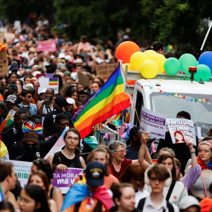 Miles de personas asistieron a la Marcha del Orgullo en París antes de ...