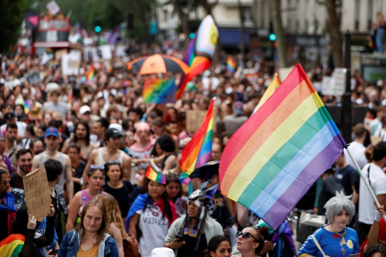 Miles de personas asistieron a la Marcha del Orgullo en París antes de las elecciones