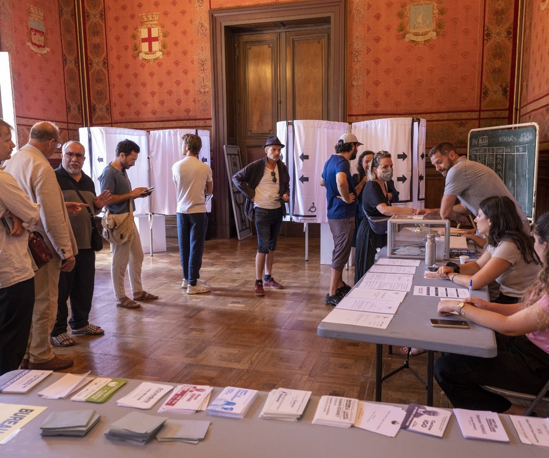 Electores hacen cola para votar, en el Ayuntamiento de Marsella.