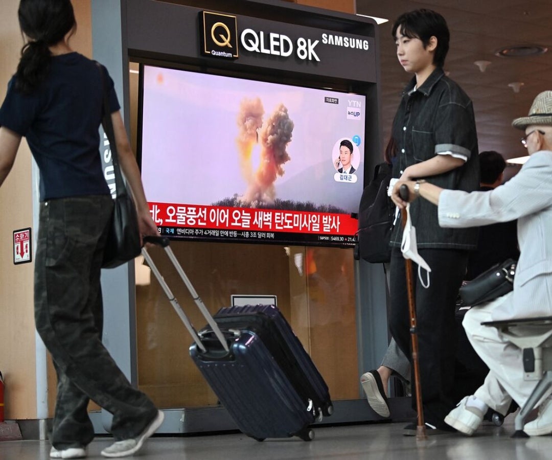 Personas viendo una prueba de misiles de Corea del Norte en una estación de tren en Seúl el 26 de junio.