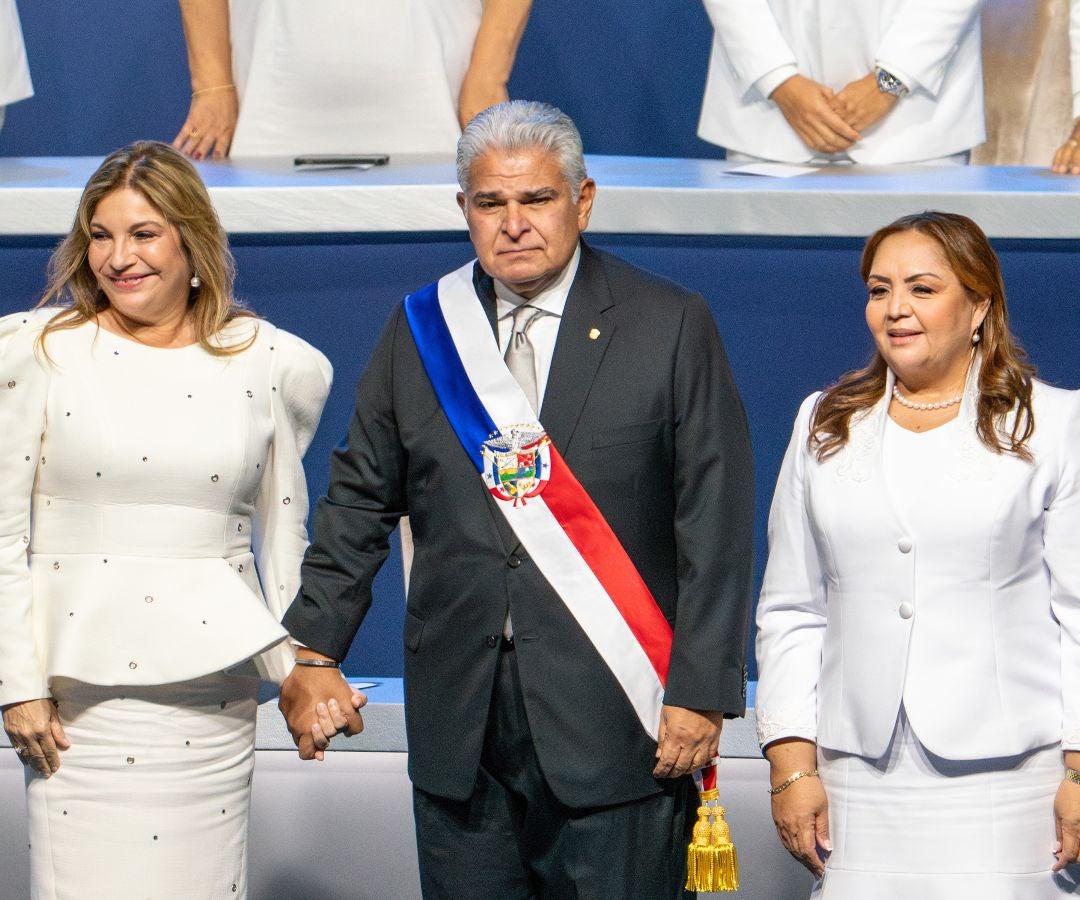José Raúl Mulino, presidente electo de Panamá, centro, Marisel Cohen de Mulino, primera dama de Panamá, izquierda, y Dana Castaneda, presidenta de la Asamblea Nacional, derecha,