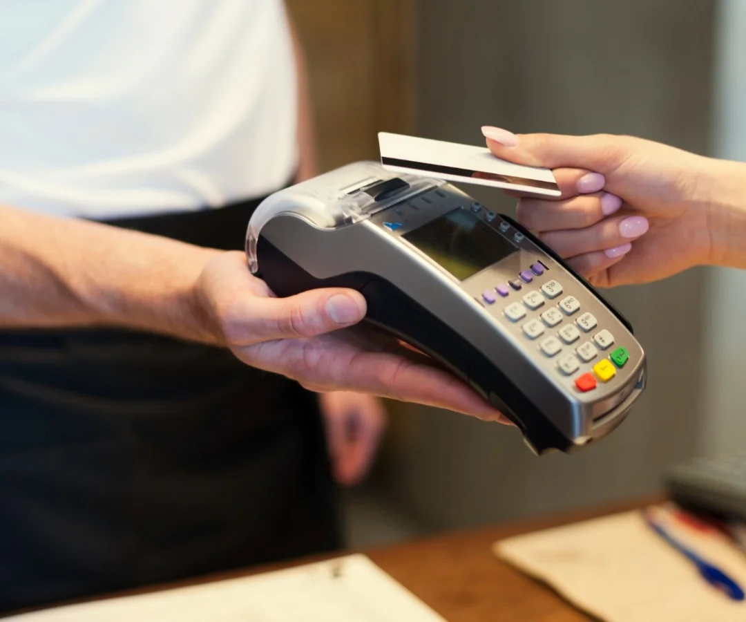 AAvance, billetera digital, lanza tarjeta débito