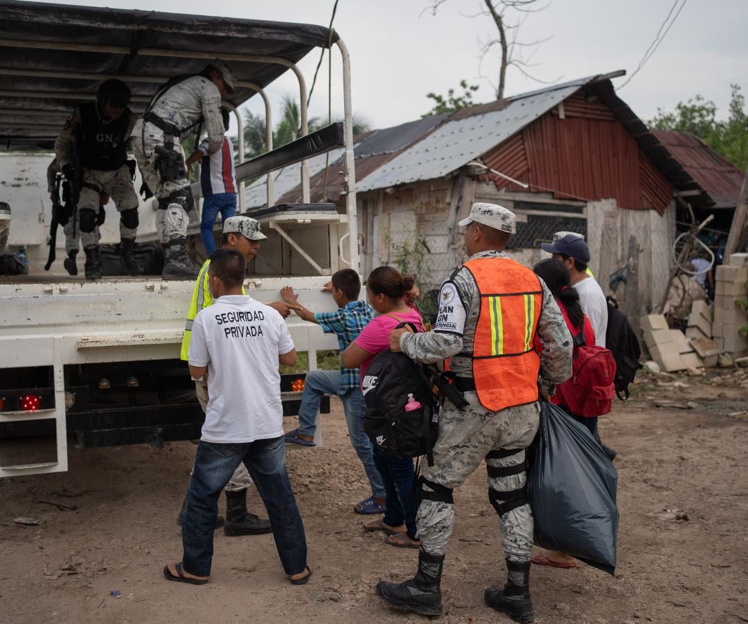 La Armada Nacional de México y la Guardia Nacional evacuan residentes ante huracán Beryl